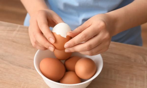 Как сварить идеальное яйцо, чтобы оно чистилось за секунду: научный метод, основанный на физике